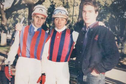Adrián, a la izquierda, con Jorge Valdivieso y Gonzalo Pascual; la chaquetilla de Santa María de Araras