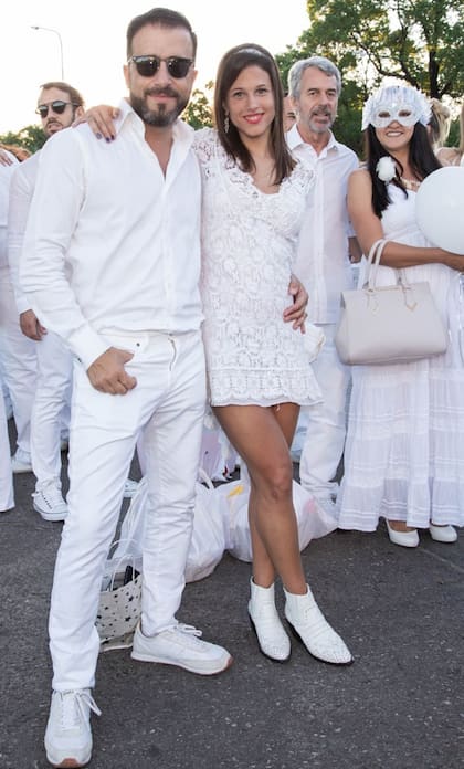Vestido de Guipure y botitas cortas