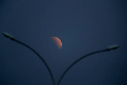 Un eclipse lunar parcial se eleva sobre el cielo en Brasilia, Brasil