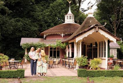 En el parque de Villa Eikenhorst se destaca una coqueta casa de té construida con un estilo pintoresquista inglés. Allí los Reyes vieron crecer a sus hijas, hasta que el año pasado se mudaron al palacio Huis ten Bosch.
