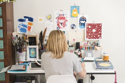 Pum pum en su lugar de trabajo, la artista proyecta su obra con medios digitales y con mucho trabajo manual.