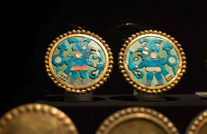 Orejeras de la cultura Moche expuestas en el museo.
