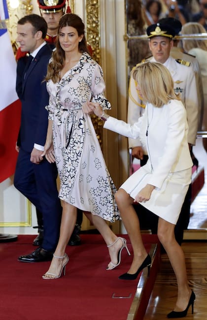Juliana Awada, con vestido de Bomparola y sandalias Sarkany, y Brigitte Trogneux, que usó un equipo de Louis Vuitton