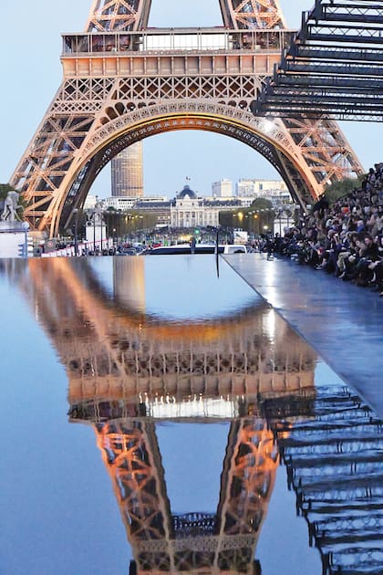 El desfile de Saint Laurent fue en el Trocadero, con la torre Eiffel de fondo, e inundó la pasarela para conseguir un efecto súper original.