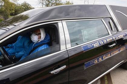 Como medida de prevención, un sepelio expedito en que el cadáver debe ser cremado pronto, sin ceremonias, velaciones o abrazos, como en estas breves exequias de Carlos Fabián Nieto Rojas y William Gutiérrez Lombana, en Bogotá @aivanvalencia