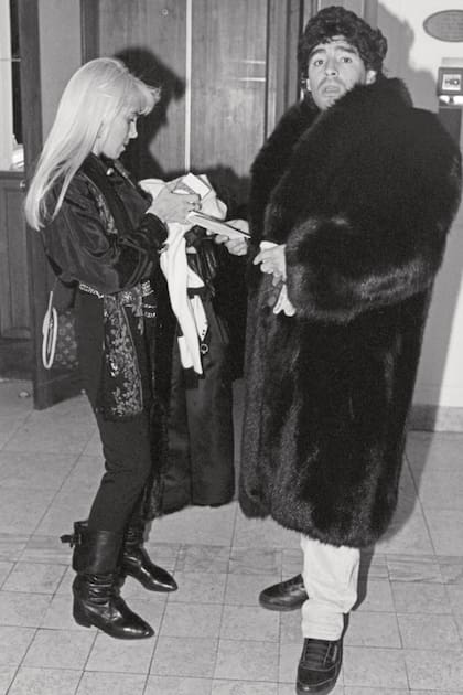 1990. El equipo de Napoli aterriza en Moscú para enfrentar al Spartak. Diego no está con el plantel: perdió el avión. Llega algunas horas más tarde, en vuelo privado, con Claudia… y los fotógrafos no pueden creer el fantástico tapado de piel que lleva para combatir las temperaturas bajo cero.