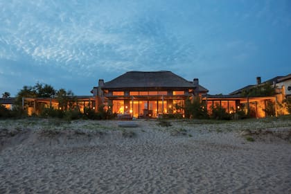 Fue construida hace veinte años por su íntimo amigo, el arquitecto Mario Connío, un argentino que triunfó en España y murió hace seis meses. A modo de homenaje, nuestra anfitriona, a quien todos conocen como la Negra, nos abre las puertas de su intimidad