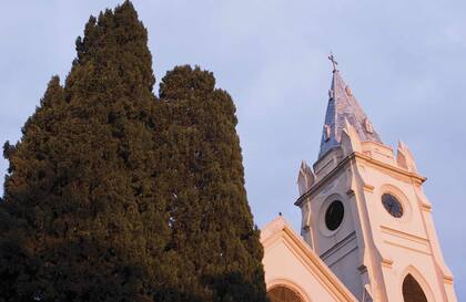 La iglesia de San Javier y los cipreses irradiados de luz crepuscular.