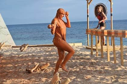La hermana menor de Mauro (y cuñada de Wanda, claro) ya participó en tres realities en tres países diferentes. En la foto, en pleno desafío físico en una playa de Honduras, donde se está filmando el programa.