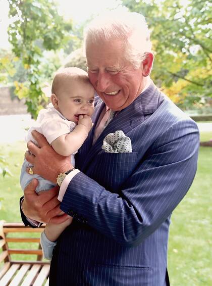 Carlos juega con Louis de Cambridge, a quien no se veía en público desde su bautismo, celebrado el pasado 9 de julio, en la Capilla Real del Palacio de St.James.