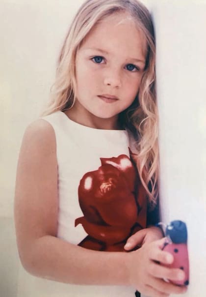 No es la primera vez que posa para un fotógrafo de moda. Hace muchos años ya, cuando era chiquita, protagonizó varias campañas para Paula Cahen d’Anvers. “Imposible no recordar esa experiencia. Son fotos que están por toda mi casa, las veo todos los días”, cuenta, divertida.