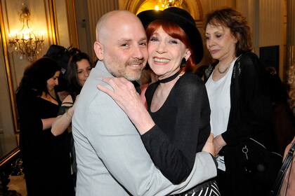 Adriana Aizenberg y Thelma Biral no quisieron perder la posibilidad de felicitar al director