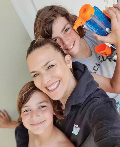 La modelo junto a sus hijos, Benja (12) y Gero (8). “Por los chicos, volvimos a convivir con Paul durante la cuarentena”, revela