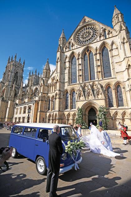 Después de dos años de relación con el marchand Caspar Jopling, la novia llega a la catedral de York para dar el “sí, quiero” en una combi vintage Volkswagen adornada para la ocasión