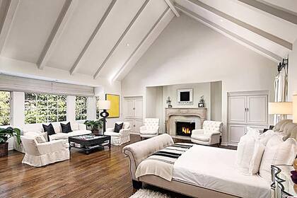 La propiedad está construida sobre un terreno de 800 metros cuadrados en la zona boscosa de Brentwood, un exclusivo vecindario de Los Ángeles.