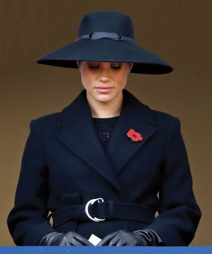 La duquesa de Sussex se mostró conmovida durante el servicio oficiado en El Cenotafio, un momento dedicado a los caídos en el barrio de Westminster, en Londres. Meghan (con una pamela Miss Jones y un abrigo de Stella McCartney) no compartió balcón con su cuñada, Kate, ni con la reina.