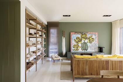 Mueble verde ‘Don Atah’ (Talleres Sustentables). Gran óleo de Luisa Freixas (Diderot.Art). Persiana americana color visón de Hunter Douglas (Tesatech).