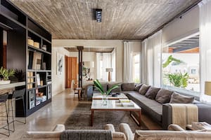 Un patio tropical, materiales puros y líneas modernas en la casa de una familia de arquitectos