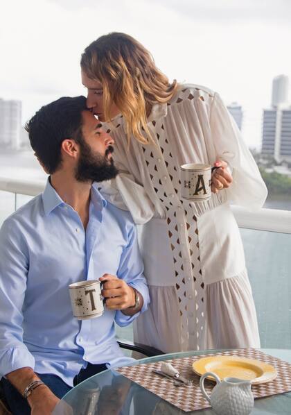 “Al principio, intentaba esquivar las fotos, pero, un día, Angie agarró y me dijo: ‘Esta es mi vida, sos mi novio y yo quiero compartir esto con vos’. Me di cuenta de que tenía razón y desde entonces la acompaño”, dice Tomás, cuya familia es de bajísimo perfil