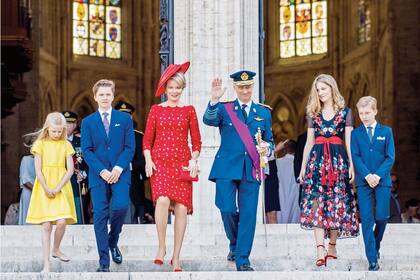 En la foto, junto a los reyes Felipe y Matilde y sus tres hermanos menores: Eleonore, Gabriel y Emmanuel.