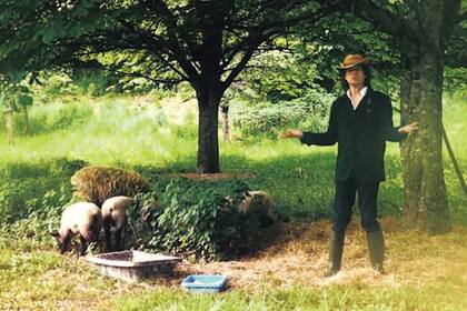 Durante su cuarentena, el cantante de los Stones grabó un video muy divertido para recaudar fondos para la fundación Save The Children, donde se lo ve guiar su rebaño de ovejas, cuidar el huerto, arreglar una puerta, podar los rosales y cortar verduras en su cocina.