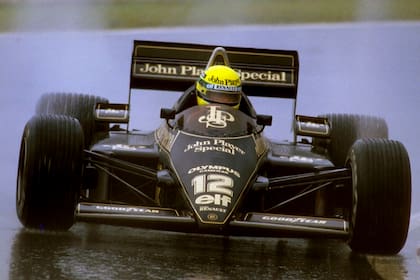 La lluvia como telón en el primer éxito de Senna en la Fórmula 1: el paulista se impuso con Lotus en el Gran Premio de Portugal de 1985.