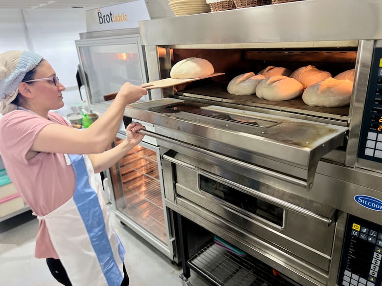 El sabor de las raíces: Monika Andrioulo y su éxito en la panadería artesanal