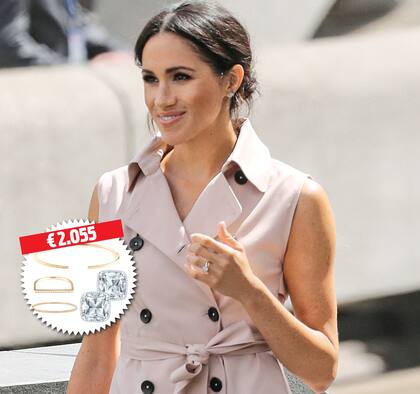 Hace unas semanas, complementó un vestido trench con un brazalete de oro de 14 quilates y diamantes (1.024 euros) y un anillo con forma de media circuferencia (610 euros). Ambos de Zofia Day. Además, llevó un anillo bañado en oro de Catbird (37 euros) y aros cuadrados (384 euros) de Birks.