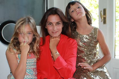 Paula en su casa, en el Palazzo Belgioioso de Milán, junto a sus hijas menores.