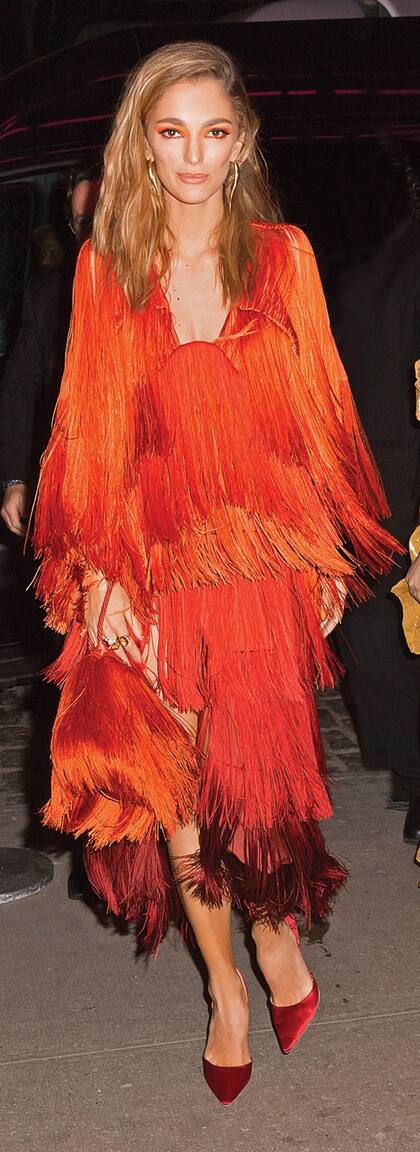 Antes de llegar al after-party de Gucci, Sofía se puso el segundo look que diseñó con Mango: un vestido de flecos en la misma paleta de colores. Diseños similares se podrán conseguir desde el 3 de junio en la tienda insignia de la firma en Nueva York.