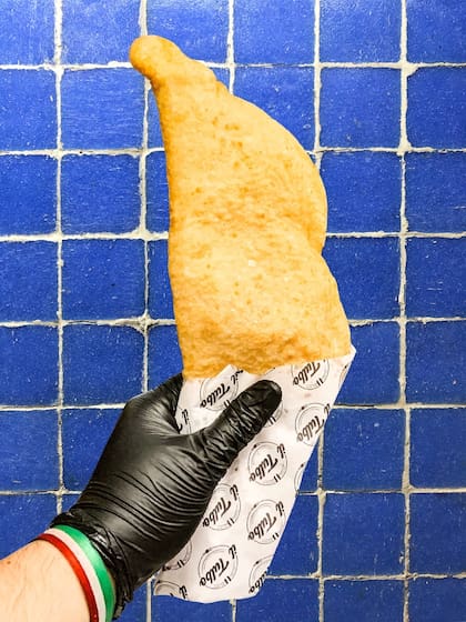 La pizza frita tiene aspecto de empanada grande, o calzone. Pero el sabor es diferente. Tiene cinco variedades saladas