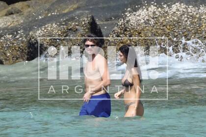 Hospedados en el hotel Amanpuri, al noroeste de la provincia de Phuket, la pareja fue fotografiada metiéndose al mar de la mano. Leo y Camila recibieron 2019 en uno de los destinos más deseados de Tailandia.