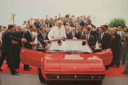 En junio 1988, Juan Pablo II fue a Maranello a visitar al Commendatore, a bendecir la fábrica y a celebrar una misa en el contiguo circuito de pruebas de Fiorano.