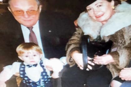 En una imagen cargada de ternura del día de su bautismo, junto a sus abuelos Julio César “Lole” Caccia y la gran Lolita Torres.