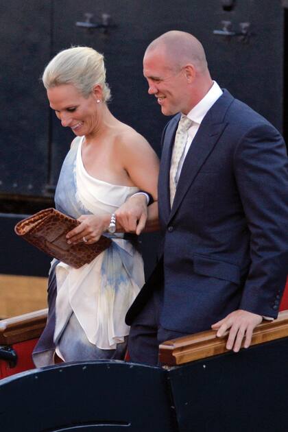 Los novios –Zara es la nieta mayor de la reina Isabel– fueron los últimos en dejar “el crucero del amor” y al día siguiente se casaron en Canongate Kirk