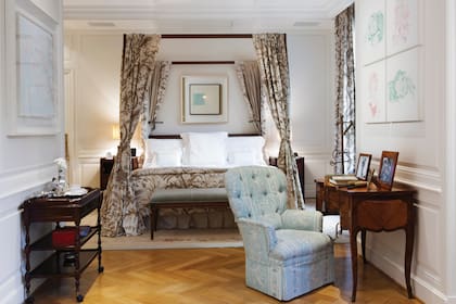 Sobre la cama de la master suite se aprecia ll Cuadro, de Marie Orensanz. “Para mí es una de las mejores artistas argentinas y vive en Francia. La escultura de mármol con forma de libro también es de ella”, dice. Y sigue: “Los retratos son de una artista italiana, Roberta Savelli".