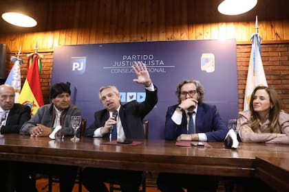 El expresidente Evo Morales junto a Alberto Fernández, Santiago Cafiero, Victoria Tolosa Paz y Oscar Laborde