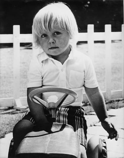 Johan Friso Bernardo Christian David de Orange Nassau nació el 25 de septiembre de 1968, siendo el segundo en la línea de sucesión al Trono. De carácter discreto, desde chico mostró pasión por los libros y su crecimiento académico.