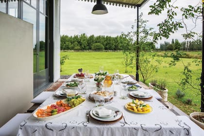 Los dueños de casa prefieren almorzar al fresco y visten la mesa con manteles de hilo heredados. Muy detallistas, eligen copas de cristal, cubiertos de alpaca y platos pintados a mano