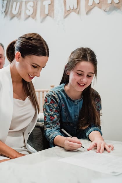 Con“Mimi”, la hija que la cocinera tuvo de su matrimonio anterior. “Pasamos de todo juntas y me importa mucho su opinión. En la ceremonia del 2 de noviembre tendrá un papel importante: como papá murió, me va a entrar ella”.
