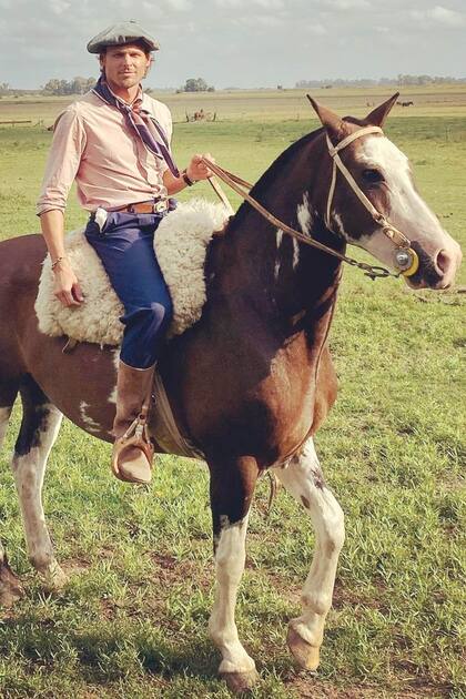 Padre e hijo pasaron los primeros setenta días de la cuarentena en el campo, donde el modelo y actor aprovechó para montar a su caballo Juancito.