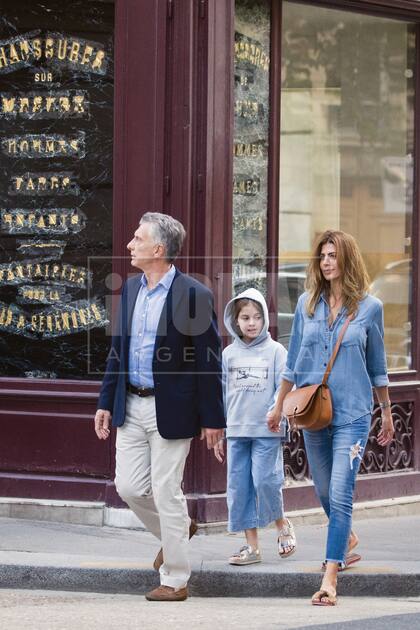 Sábado. 19.40. Salen de casa de sus amigos, con quienes van a comer caminando a Les Deux Magots, una clásica brasserie parisina, emblemática de la Rive Gauche, en el barrio Saint-Germain-des-Prés.