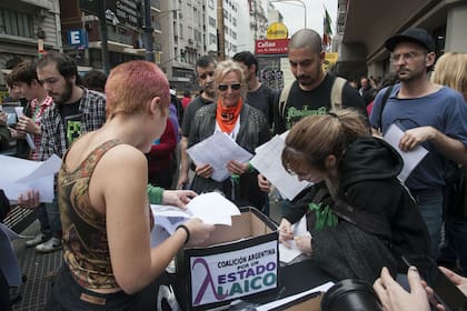 La Coalición Argentina por un Estado Laico (CAEL) organizó apostasías colectivas en ciudades de todo el país