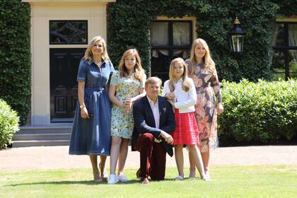 Como marca la tradición de la Familia Real holandesa, la semana pasada los reyes Guillermo y Máxima y sus hijas se pusieron delante de las cámaras para su posado de verano. 