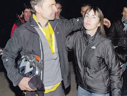 Gorbeea junto con Claudia, su mujer