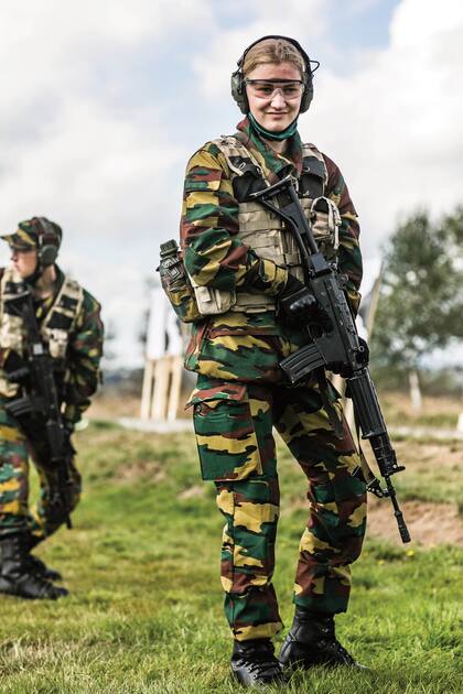 Durante las largas jornadas de entrenamiento –arrancan a las 5.45 y terminan a las 23, cuando se apagan las luces, la duquesa de Brabante aprende técnicas de camuflaje militar