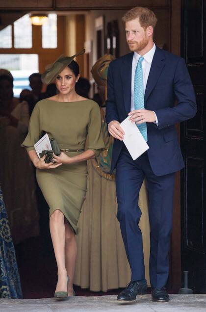 La duquesa Meghan llegó en compañía de su marido, el príncipe Harry, con quien cumplirá dos meses de casada el 19 de julio. Lució un diseño discreto de Ralph Lauren; lo acompañó con pamela de Stephen Jones y stilettos de Sergio Rossi. 