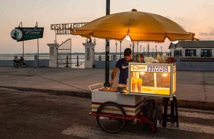 Un puesto de huevitos chilenos.