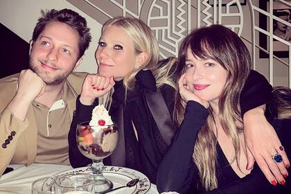Gwyneth junto a Chris Martin y su actual novia, Dakota Johnson.