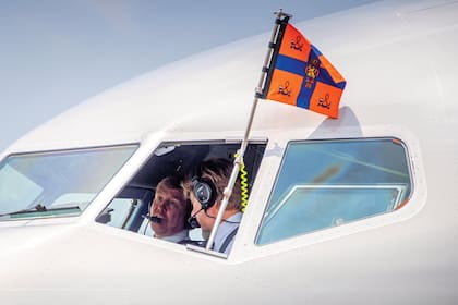 Guillermo Alejandro llegó a Yakarta piloteando el avión del gobierno holandés. Y volvió a hacerlo en algunos de los tramos internos.